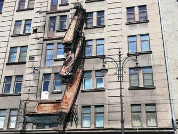 Власти Петербурга назвали причину обрушения балкона в центре города