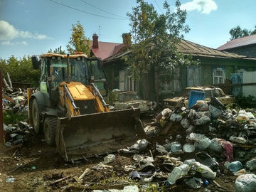 Рабочие расчистили свалку, которую мужчина собирал семь лет